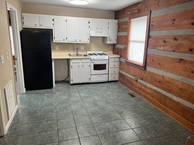 Building Photo - 2 Bedroom 2 Bathroom Cottage Home in Johnson City, TN