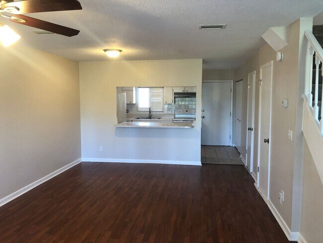 Building Photo - 2 Bed 1.5 Bath Townhome Located in Jacksonville Beach - Fenced in Yard!