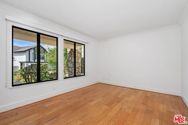 Building Photo - 1347 Avenida de Cortez