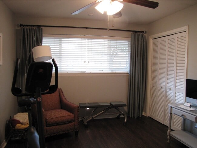 Building Photo - 7902 Meadowcroft Dr