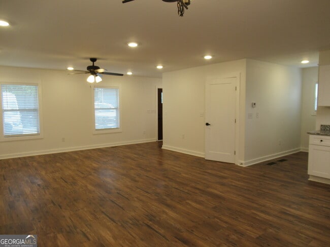 Building Photo - 765 Old Kerns Rd