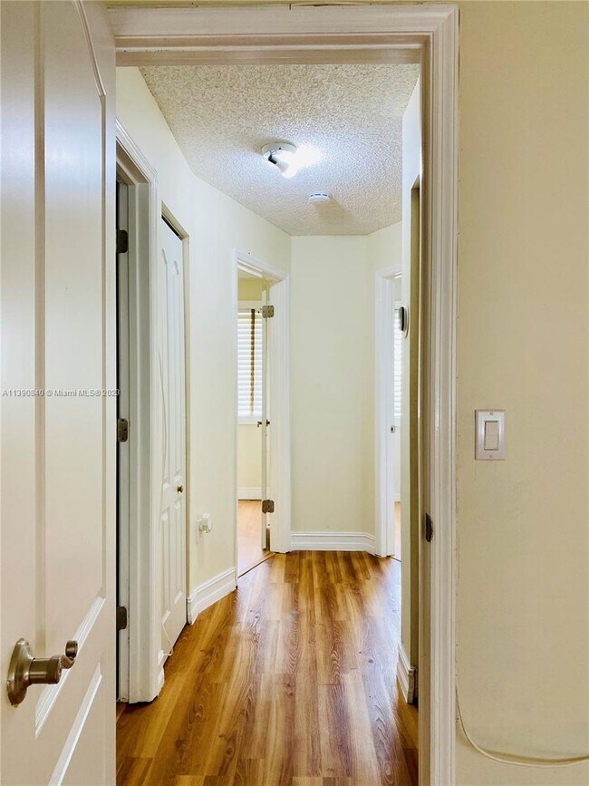 Building Photo - 6225 SW Kendale Lakes Cir