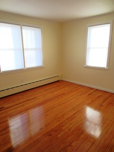 Office/den with hardwoord floor - 30 Fairfield Ave