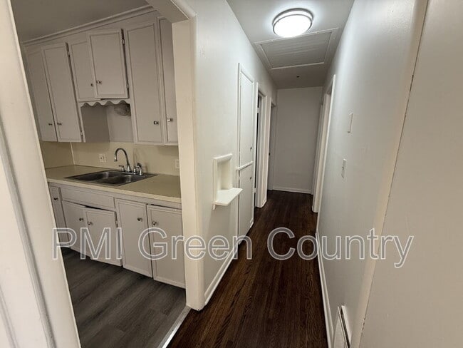 Building Photo - 337 W 47th St N