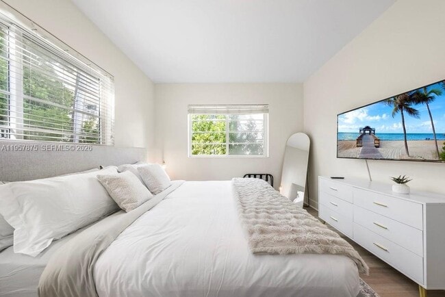 Building Photo - 1471 Lincoln Terrace