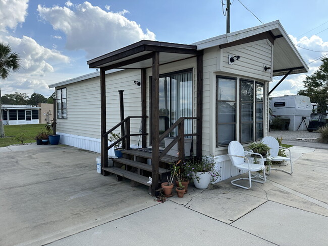 Building Photo - "Charming 1Bedroom Lake Front Mobile Home ...