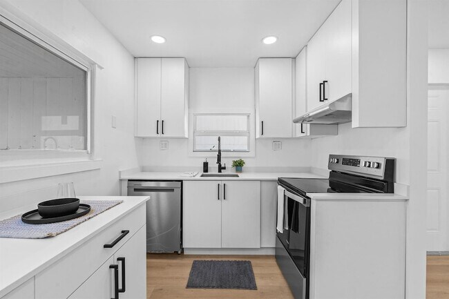 Building Photo - 230 SW 6th Ave