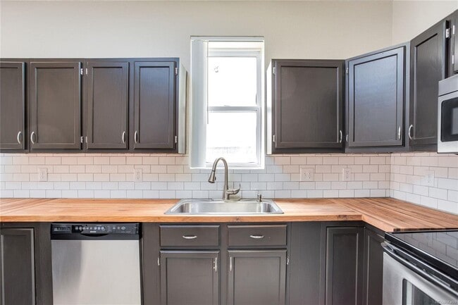 Building Photo - Unbeatable Sunnyside Location!