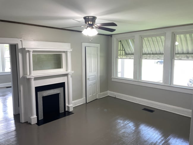 Building Photo - 237 University Ave