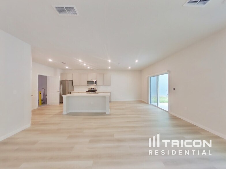 Building Photo - 14918 Macadamia Ln
