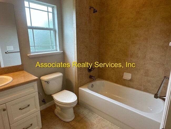 Building Photo - Sublease!   Lovely End Unit in Villas of West End LOOK!