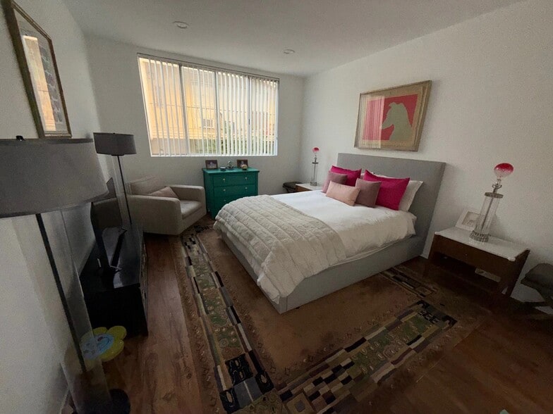 Building Photo - 1541 Hayworth Ave