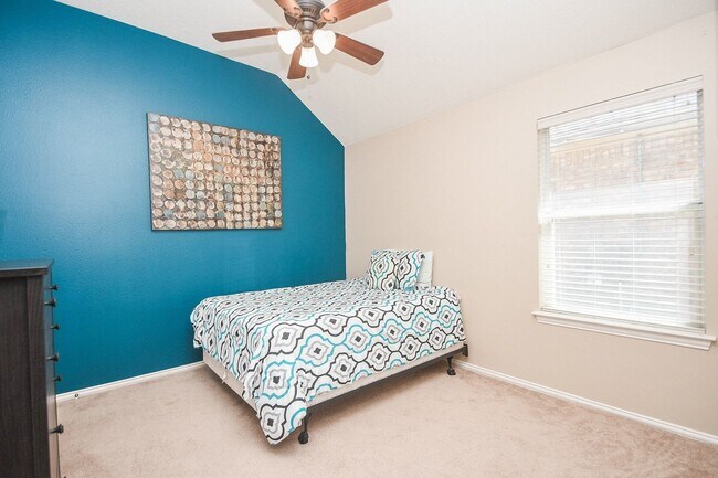 Building Photo - 5823 Knollwood Tr