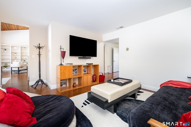 Building Photo - 9 Belshyre Ct