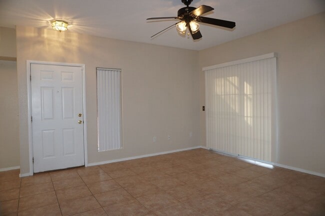 Building Photo - Amazing 2 BD 2 BA Condo in a Gated Community