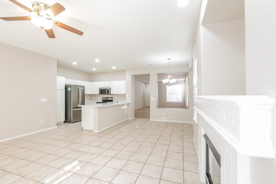 Building Photo - 6651 W Townley Ave