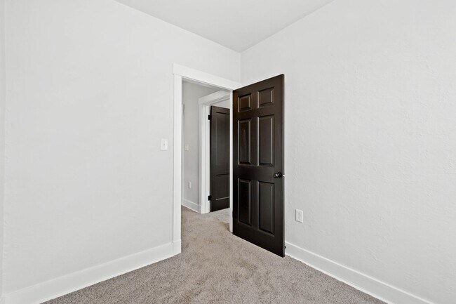 Building Photo - SCORE 1ST MONTH'S RENT FREE IF SIGNED BY AUGUST 7! Spectacular 3 bedroom home in Carrick availabl...