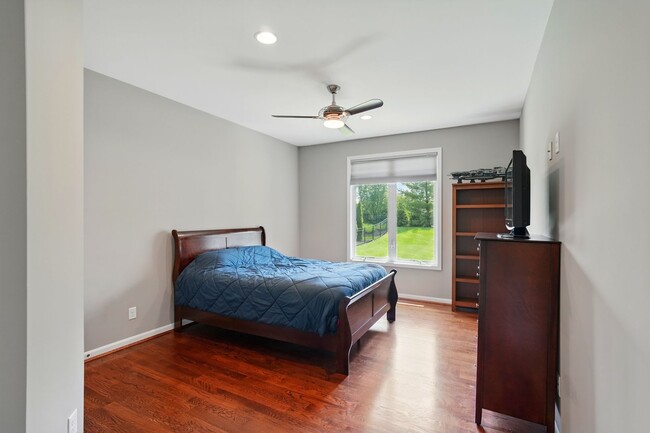 Building Photo - Five Bedroom House in Deerfield Township!