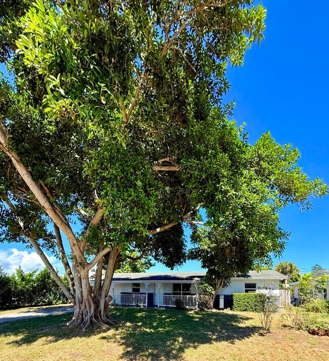 Building Photo - 1455 NE Silver Maple Way