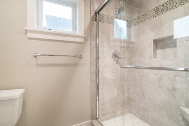 Building Photo - Luxury Townhome in the Heart of Lake Osweg...