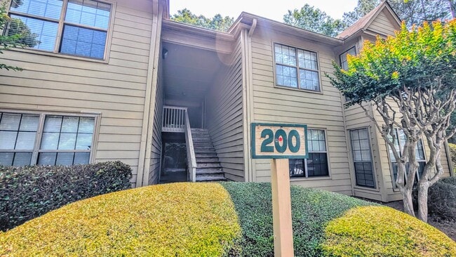 Building Photo - Remodeled and Move-in Ready Condo! | 1 br ...