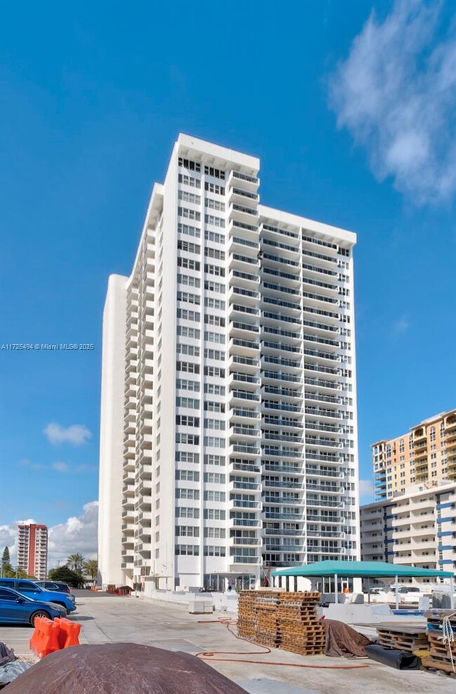 Building Photo - 3140 S Ocean Dr