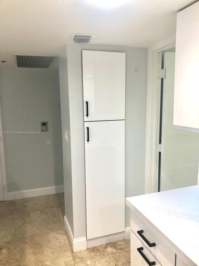 Building Photo - 1717 N Bayshore Dr