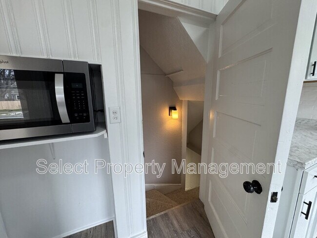 Building Photo - 2927 Hoagland Ave