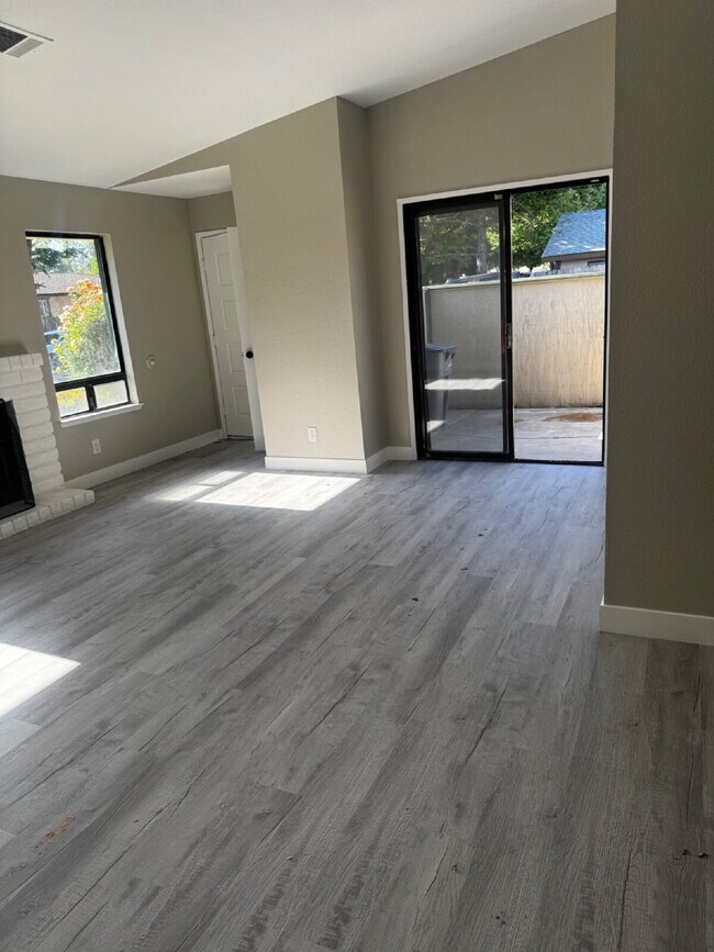 Building Photo - Newly Renovated 2-Bed, 2-Bath Condo at 3559 Guadalupe
