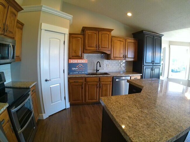 Building Photo - 5 bdrm 3bth Home 3 Car Garage Some utilities included