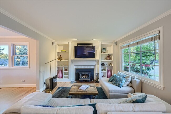 Building Photo - Introducing a spacious 4 bedroom, 2.5 bath...
