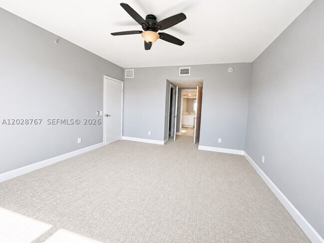 Building Photo - 14951 Royal Oaks Ln