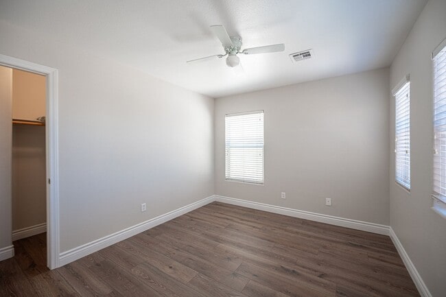 Building Photo - Beautiful 4 Bedroom 2.5 bath Home in the Southwest!