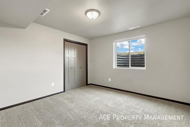 Building Photo - 513 Pride Ct