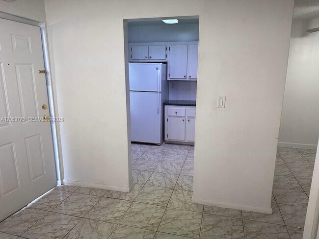 Building Photo - 9460 Fontainebleau Blvd