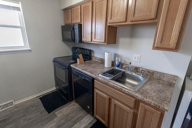 Building Photo - 201 Wheaton Ct