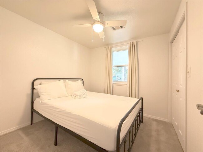 Building Photo - 505 E 4th St