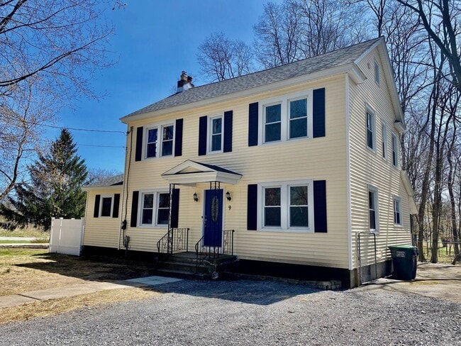 Primary Photo - Large Fully Furnished Home, Must See!