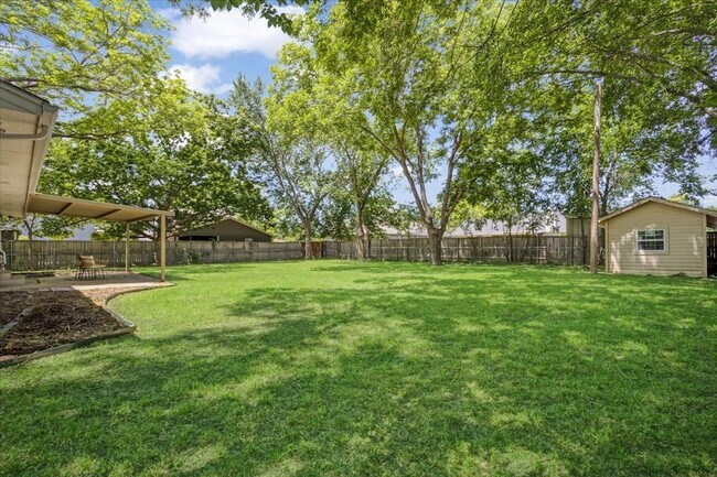 Building Photo - 470 W Marshall Dr