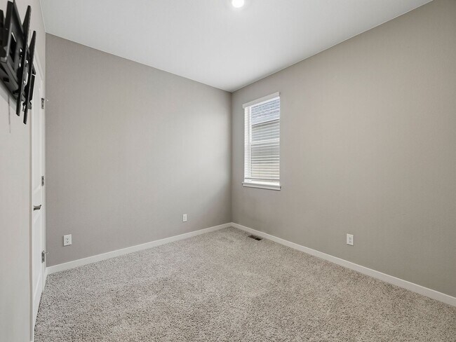 Building Photo - Gorgeous 4-Bed 2-Bath home Fort Collins, CO!