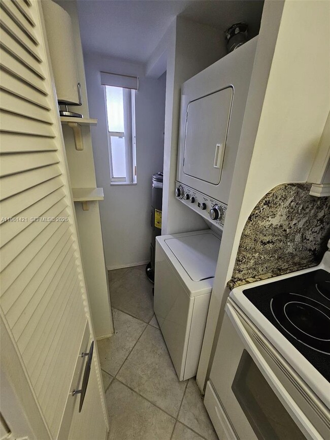 Building Photo - 8020 N Colony Cir