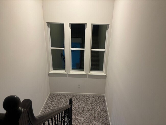 Building Photo - 708 Alban Aly