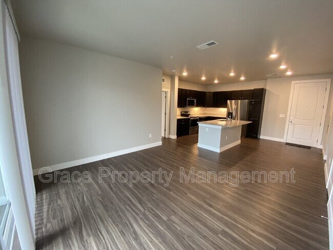 Building Photo - 981 S Sable Blvd