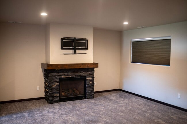 Building Photo - * GAME-CHANGING-MOVE-IN-SPECIAL * 4 Bedroom, 3 Bathroom with Office for Rent
