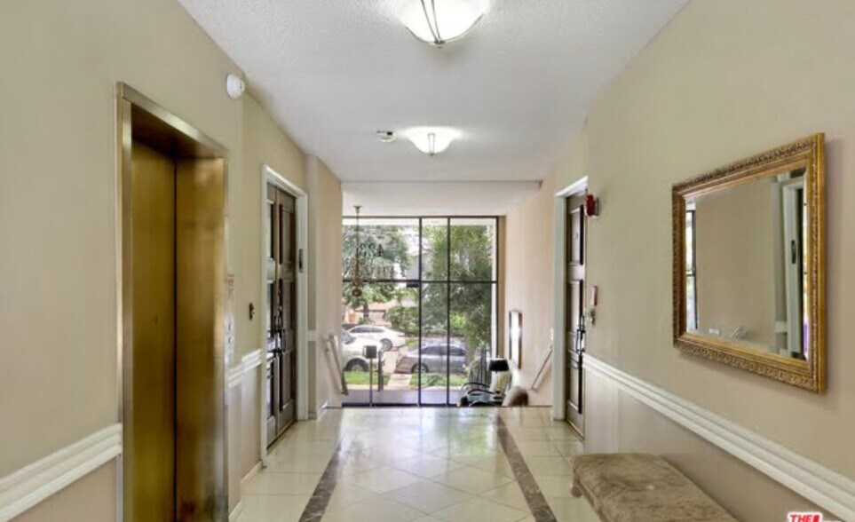 Building Photo - 423 N Palm Dr