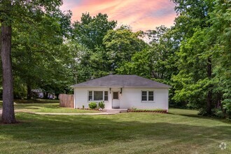 Building Photo - 2 Bedroom House in a Great Location