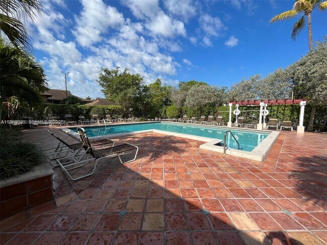 Building Photo - 10431 N Kendall Dr