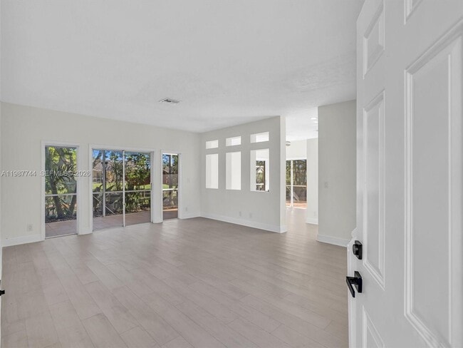 Building Photo - 11407 Lakeview Dr