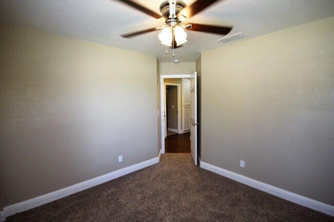 Building Photo - Galt 3 Bed 2 Bath Home