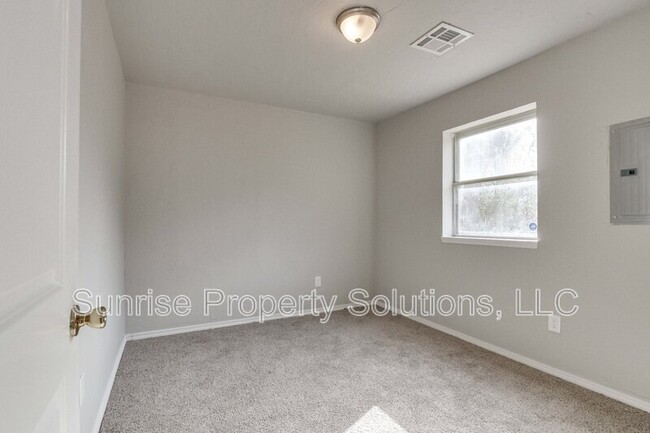 Building Photo - 4424 SE 38th St